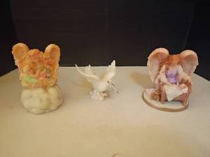 lot 1324 image: Seraphim Classics Heaven on Earth Figurines.   Pure at Heart,  Peace on Earth, Dove and Angels to Watch Over Me