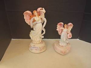 lot 1330 image: Seraphim Classics Heaven on Earth Figurines   An Angels Touch.   Hope, Light in the Distance