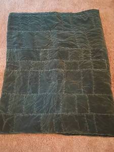 lot 1331 image: FullQueen sized bedspread