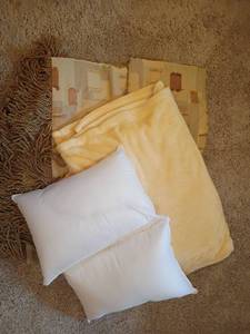 lot 1339 image: Throw Blankets and Pillows