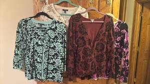 lot 1424 image: Womens Floral Print Tops and Cardigans L XL
