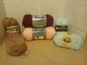 lot 2052 image: Yarn