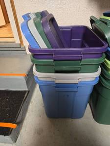lot 3113 image: Four Rubbermaid Roughneck Totes with Lids