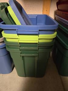 lot 3114 image: Four Rubbermaid Roughneck Totes with Lids