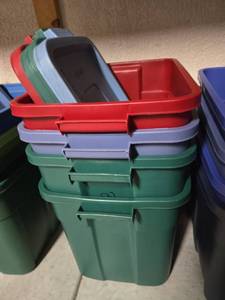 lot 3115 image: Four Rubbermaid Roughneck Totes with Lids