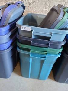 lot 3117 image: Four Rubbermaid Roughneck Totes with Lids