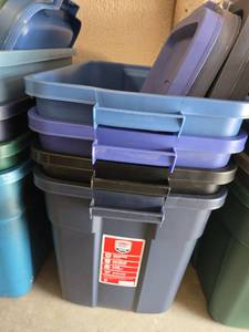 lot 3118 image: Four Rubbermaid Roughneck Totes with Lids