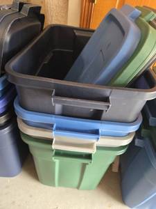 lot 3119 image: Four Rubbermaid Roughneck Totes with Lids