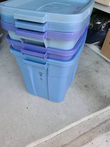 lot 3152 image: 3 Rubbermaid Roughneck totes with lids.