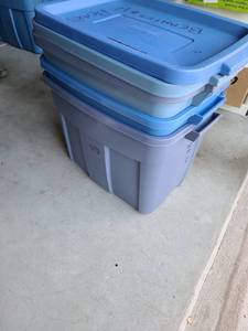 lot 3154 image: Three Rubbermaid Roughneck totes with lids