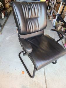 lot 3300 image: Black office chair
