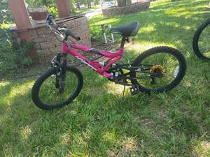 lot 3403 image: Girls Swift Hyper Bicycle