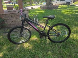 lot 3404 image: LadiesGirls Kent NorthPoint Bicycle    Tires need air