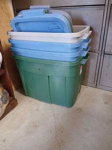lot 3451 image: 4 Rubbermaid rough neck totes with lids