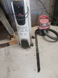lot 3455 image: DeLonghi heater on rollers, 1.5 gallon shop vac