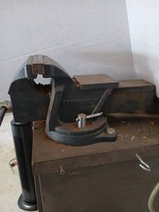 lot 3462 image: Performax Heavy Duty Bench Vise must bring tools to remove