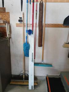 lot 3463 image: Fish- ease 12 ft fish stixs,push broom, more