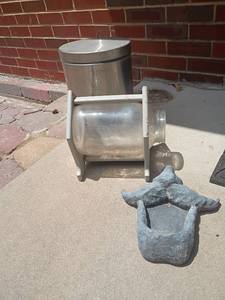 lot 4101 image: Small Trash Can 11 x 9 x 10, Squirrel Feeder and More