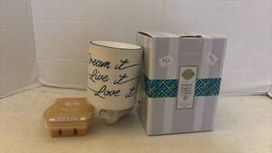 lot 7021 image: Scentsy Dream It Live It Love It Plugin Warmer with Perfect Oatmeal Wax Bar