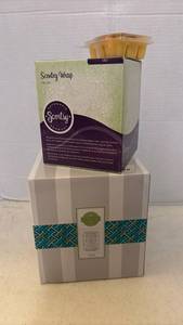 lot 7030 image: Scentsy Tinsel Warmer with Wax Bar and Wrap