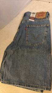 lot 7055 image: Levis 550 Relaxed Fit Denim Shorts Size 33