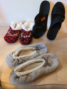 lot 7091 image: Ladies slippers and sandals, size 9