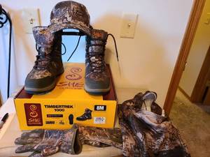 lot 7092 image: SHE Outdoor Timbertrek 1000 camo boots, size 8M, matching gloves, cap, pull-on hoodie hat