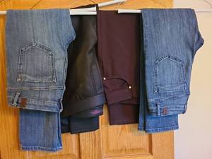 lot 7099 image: Simply Vera Wang capris, both size 6, 2 pr. black pants, not maroon as shown in picture, 11-13 and L,