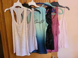 lot 7100 image: 6 ladies sleeveless tops, S, L