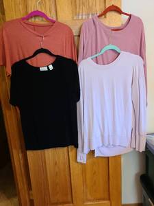 lot 7109 image: Ladies tops, S - XL.