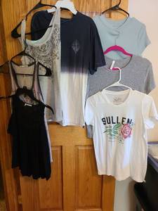 lot 7113 image: Ladies sleeveless and short-sleeved tops, S - XL.