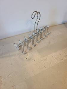 lot 7116 image: Belt hanger