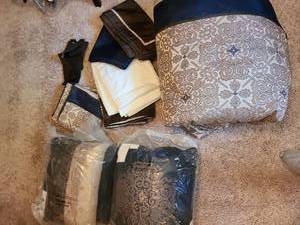 lot 7119 image: Large bedding ensemble, several pieces