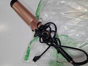 lot 21301 image: Weeyum Large Barrel Curling Iron