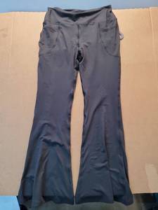 lot 17184 image: Black Flare Leg Yoga Pants with Pockets XL - Retail $20