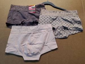 lot 17195 image: Maidenform Dream Lace Boyshort Panties Set of 3 Small - Retail $18