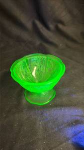 lot 811 image: Green Depression Uranium Glass Footed Desert Bowl