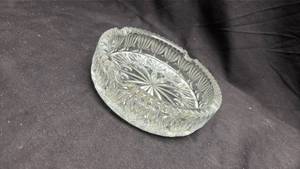 lot 826 image: Cut Crystal Glass Ashtray with Starburst Pattern - Vaseline Glow