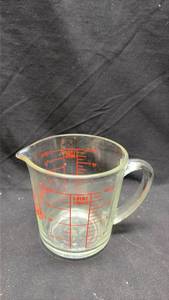 lot 866 image: Fire King Glass Measuring Cup 2 Cup Capacity - Neodymium Glow