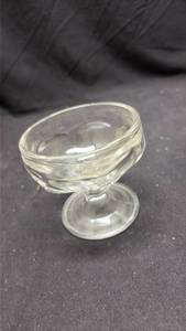 lot 869 image: Clear Glass Footed Dessert Bowl - Neodymium Glow