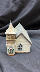lot 893 image: Hallmark Hall of Fame Country Church Collectible Building
