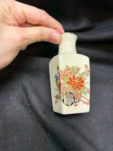 lot 913 image: Japanese Ceramic Snuff Bottle with Floral Cart Design