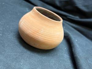 lot 923 image: Handmade Ceramic Pottery Bowl. (No Markings)