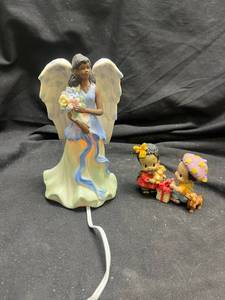 lot 932 image: Angel Night Light with Small Figurines Set
