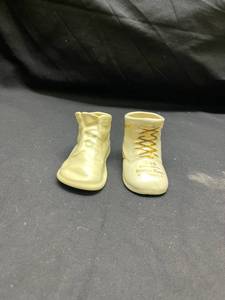 lot 941 image: 1948 Ceramic Baby Shoe Pair with Gold Accents - Riverview Florists East Liverpool Ohio