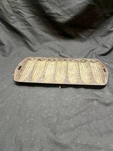 lot 980 image: Cast Iron Corn Bread Pan Ear of Corn
