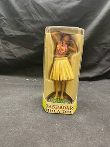lot 1005 image: KC Hawaii Sweet Leilani Dashboard Hula Doll