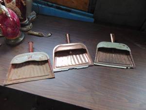 lot 3235 image: 3 Vintage Dustpans