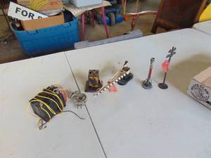 lot 3271 image: LionelTyco Train Decor Pieces and more
