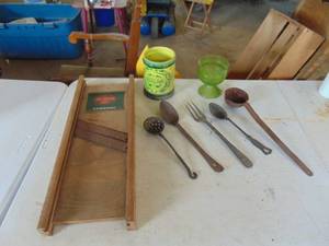 lot 3277 image: Mismatched Decor and Vintage Items